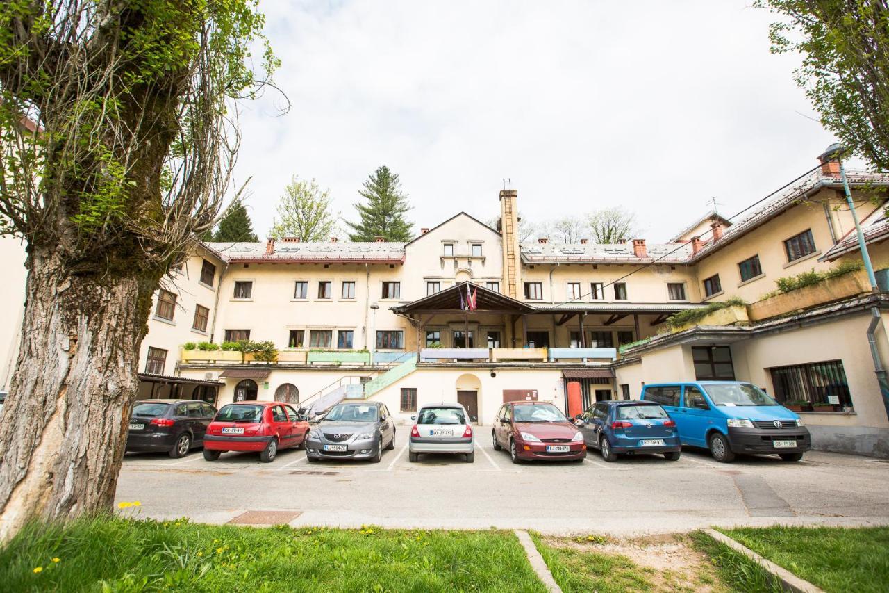 Hostel Idrija Luaran gambar